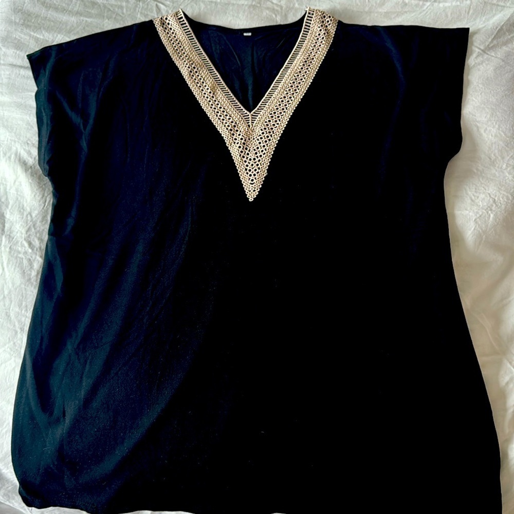 Black t shirt M with gold crochet trim NWOT